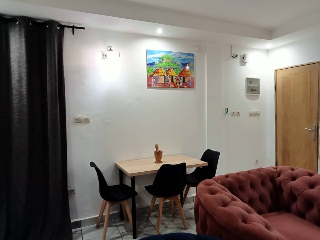 Salle à manger appartement rosé photo 5